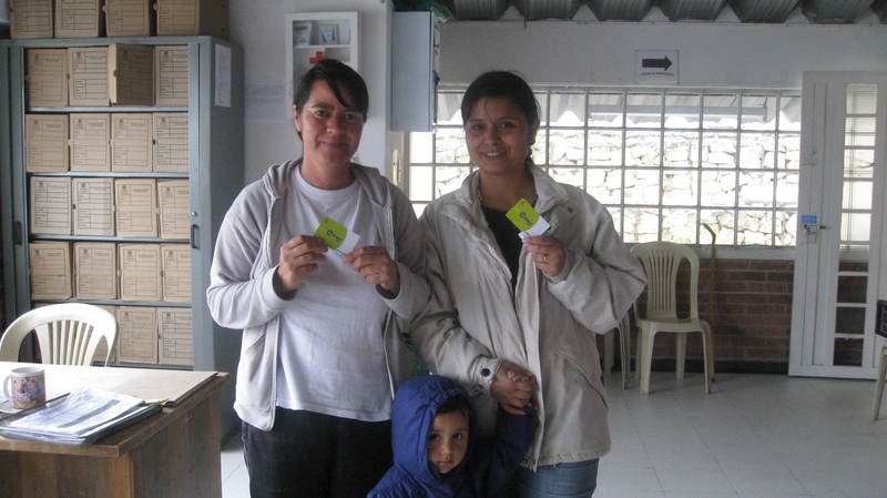 Foto de dos mujeres con tarjetas tu llave